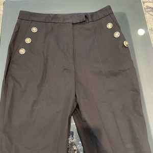 Buttoned black pants with pockets